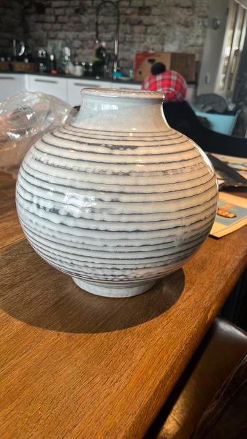 Mooie grijs/witte west germany vaas hoogte 22cm beschikbaar voor biedingen
