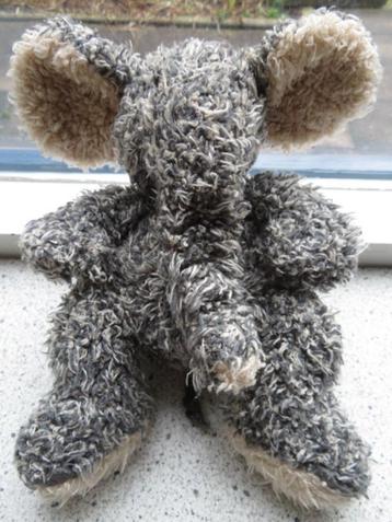 Olifant merk Happy Horse uit 1988 grijs creme gemeleerd beschikbaar voor biedingen