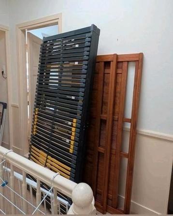 Mooie echt houten bed 160x200 met lattenbodem beschikbaar voor biedingen