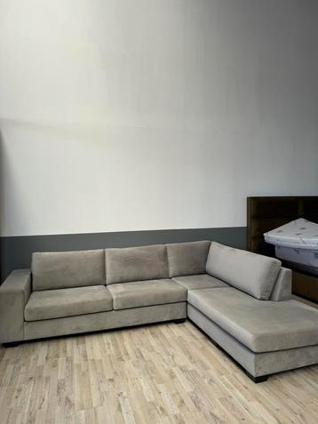 Showroommodel- grijze moderne hoekbank beschikbaar voor biedingen