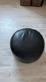 Zwarte leren poef, Ophalen, Minder dan 50 cm, Zo goed als nieuw, Vierkant