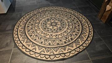 Mooi rond vloerkleed met patroon beschikbaar voor biedingen