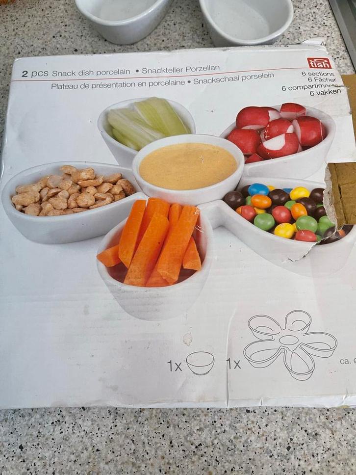 Leuke snack schaal in bloemvorm, Huis en Inrichting, Keuken | Servies, Zo goed als nieuw, Schaal of Schalen, Effen, Porselein