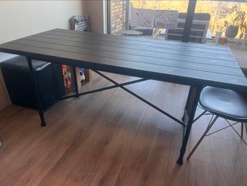 Zwarte houten eettafel 