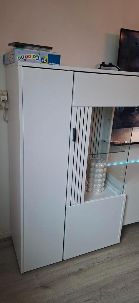 Witte half glazen kast met deurtjes, Huis en Inrichting, Kasten | Vitrinekasten, Ophalen
