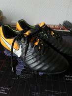 Nieuwe Voetbalschoenen met Metalen Noppen maat 39, Maat XS of kleiner, Ophalen of Verzenden, Nieuw, Schoenen