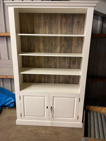 Nieuwe Witte Wandkast met Houten Achterwand beschikbaar voor biedingen