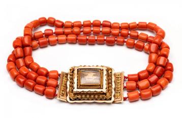 3-rijig bloedkoralen collier met 14 kt gouden slot, Volendam beschikbaar voor biedingen
