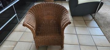 Rotan stoel voor een kind. beschikbaar voor biedingen