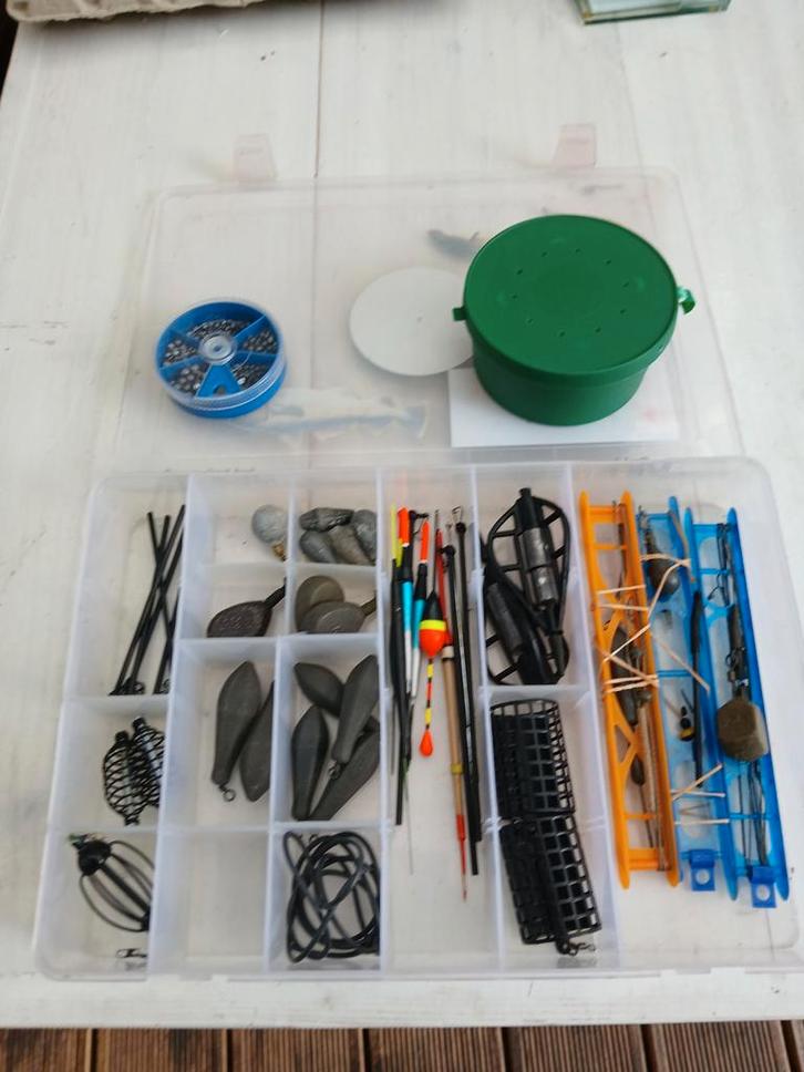 Karpervissen tacklebox met accecoires, Watersport en Boten, Hengelsport | Karpervissen, Zo goed als nieuw, Dobber of Lood, Ophalen of Verzenden