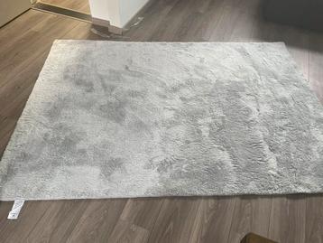 Lichtgrijs hoogpolig tapijt ter overname 160x220 nieuw