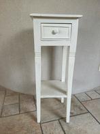 Wit houten bijzettafeltje met lade, Huis en Inrichting, Minder dan 55 cm, Gebruikt, Ophalen of Verzenden, 60 cm of meer