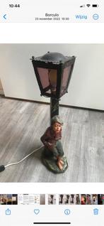 Oud lampje met leunende man met sigaret., Verzenden