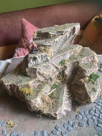 2 hills bergen scenery dnd terrein wargaming rotsen bruin beschikbaar voor biedingen