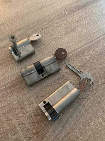 3 sloten met sleutels verschillende maten beschikbaar voor biedingen