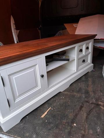 Tv meubel 146x54x50 cm (bxhxd) beschikbaar voor biedingen