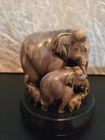 Olifantengroep van steen op een houten sokkel, Antiek en Kunst, Kunst | Beelden en Houtsnijwerken, Ophalen of Verzenden