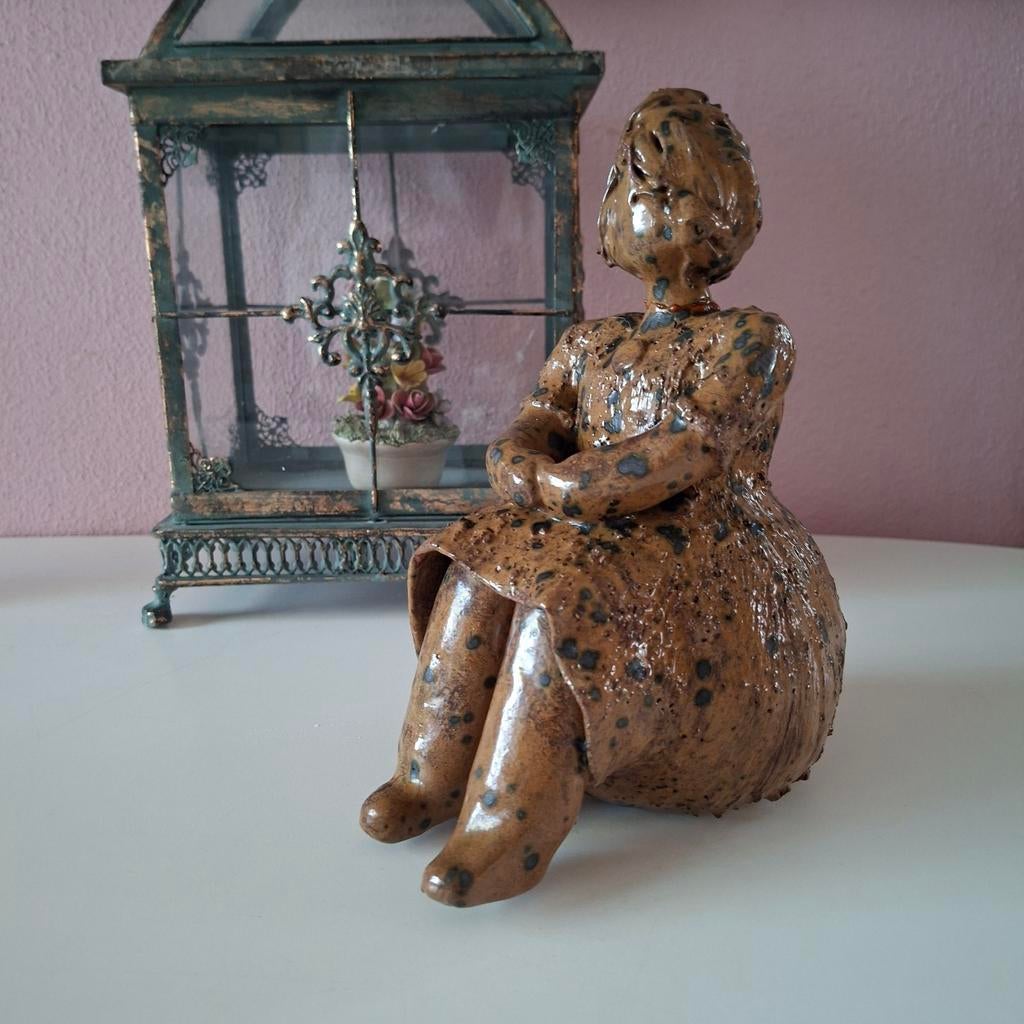 Rode klei sculptuur zittende vrouw - 23 cm, Antiek en Kunst, Ophalen of Verzenden