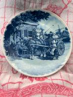 Twee Delfts Blauwe wandborden met Hollands tafereel, Ophalen