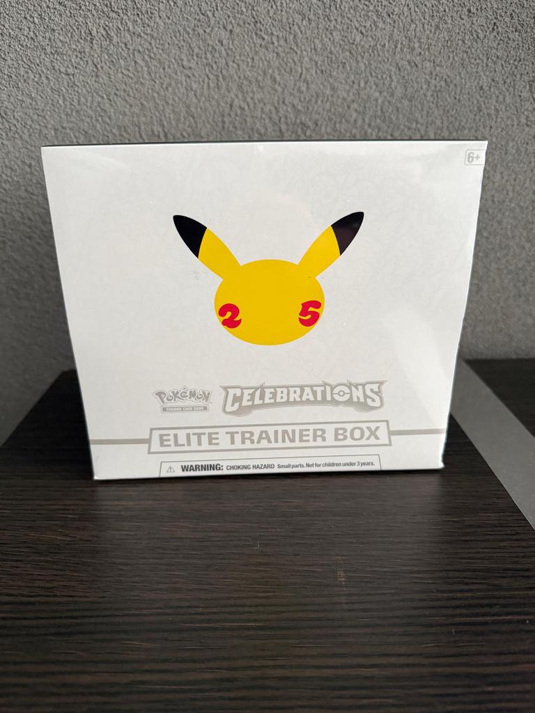 Pokemon celebrations etb, Hobby en Vrije tijd, Verzamelkaartspellen | Pokémon, Ophalen of Verzenden, Nieuw, Booster, Foil