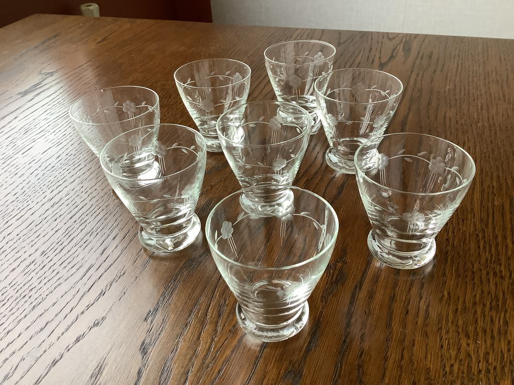 8 antieke kristallen borrelglaasjes met bloemmotief, Antiek en Kunst, Antiek | Glas en Kristal, Ophalen