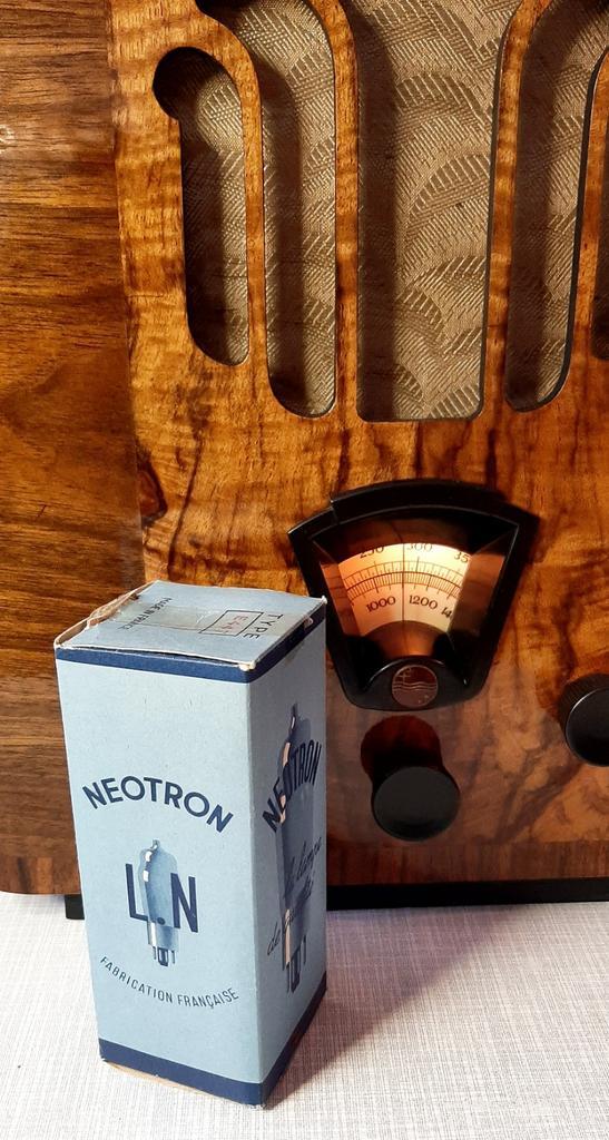 E447 Penthode Tube Nieuw, Antiek en Kunst, Antiek | Tv's en Audio, Ophalen of Verzenden