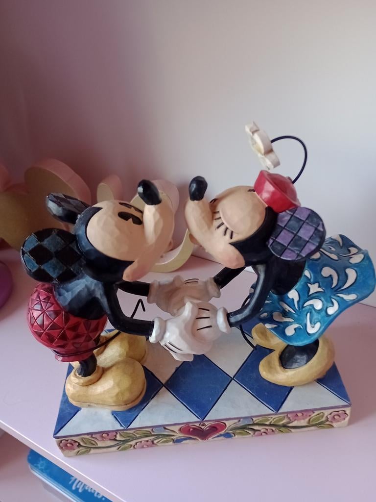 Disney traditions Mickey en Minnie in love, Ophalen of Verzenden, Mickey Mouse, Zo goed als nieuw, Beeldje of Figuurtje