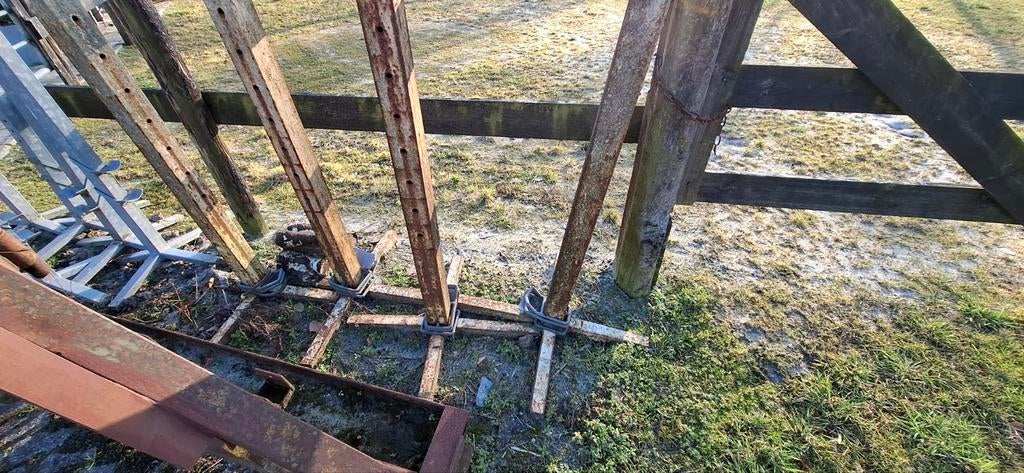 4 stevige ijzeren hindernis palen, Dieren en Toebehoren, Paarden en Pony's | Overige Paardenspullen, Ophalen, Gebruikt, Springen