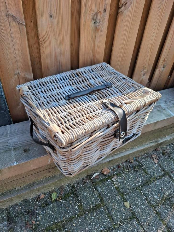 Rotan fietsmand met deksel, Fietsen en Brommers, Fietsaccessoires | Fietsmanden, Zo goed als nieuw, Fietsmand, Ophalen