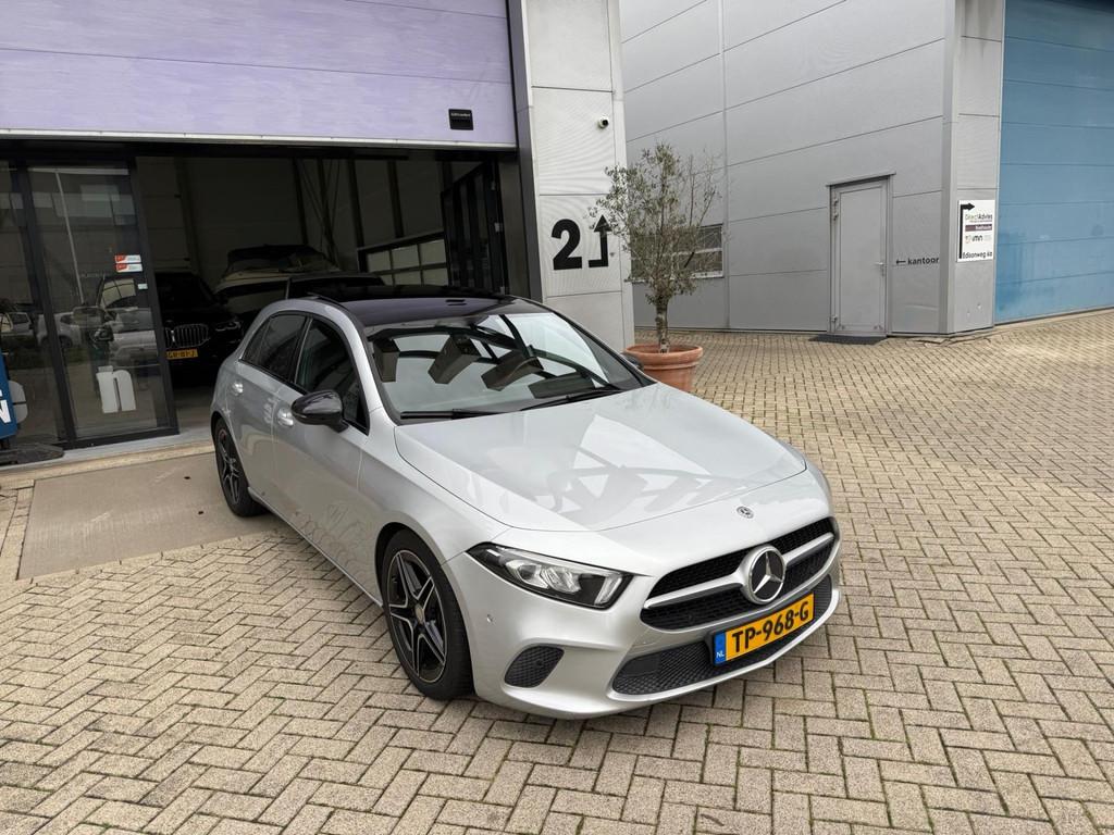 Mercedes-Benz A-klasse 200 PANO! LED! CARPLAY! NAP! INRUIL M, Auto's, Gebruikt, 4 cilinders, Leder en Stof, Origineel Nederlands