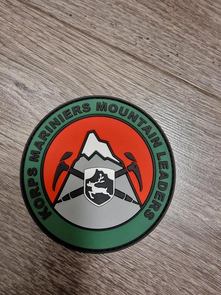 Pvc embleem Mountain Leaders Korps Mariniers/Marsof, Verzamelen, Militaria | Algemeen, Marine, Embleem of Badge, Nederland, Ophalen