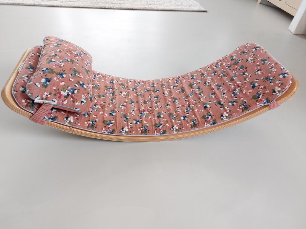 Wobbel met olijfgroen vilt en bloemen matras en kussen, Ophalen, Zo goed als nieuw, Rij- of Hobbelspeelgoed