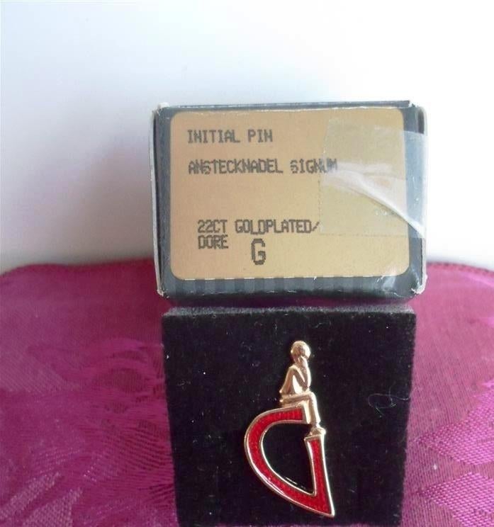 AVON pin/broche. Letterman met letter G. 22ct Goldplated., Overige materialen, Minder dan 4 cm, Nieuw, Ophalen of Verzenden