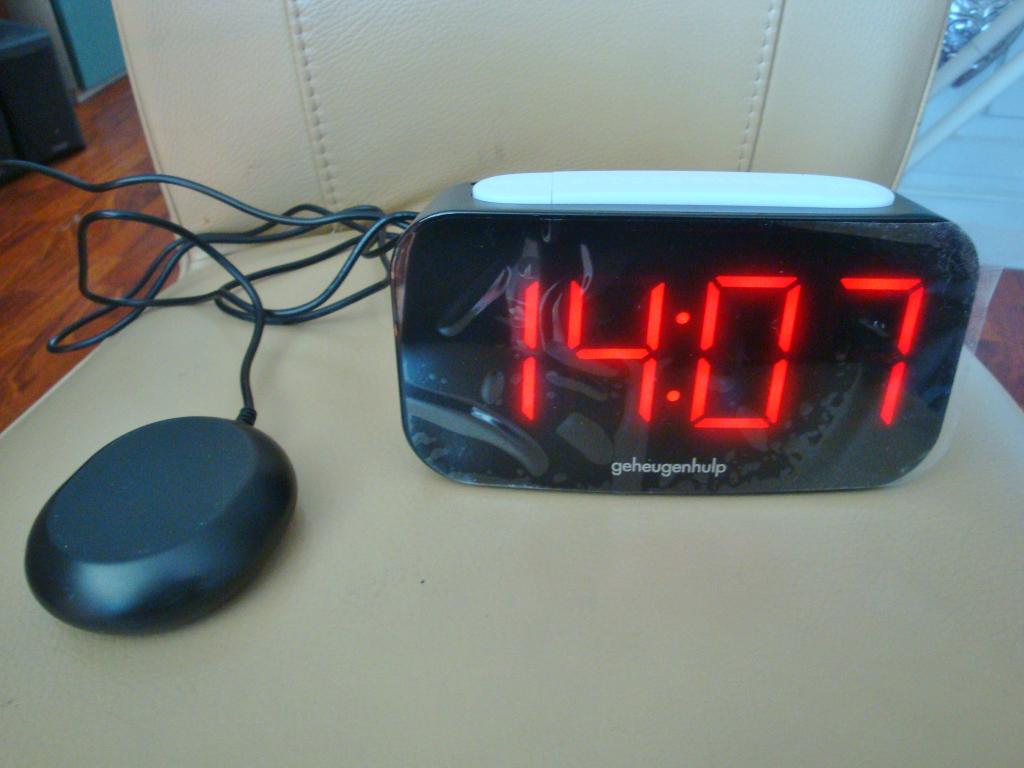 Nieuwe Geheugenhulp Wekker met trilkussen slechthorenden, Ophalen of Verzenden, Nieuw, Digitaal