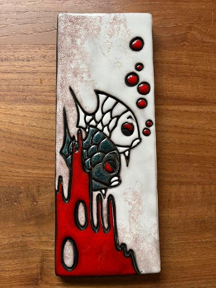 Ruscha vintage wandtegel met vissen rood wit bruin keramiek, Antiek en Kunst, Antiek | Wandborden en Tegels, Ophalen of Verzenden