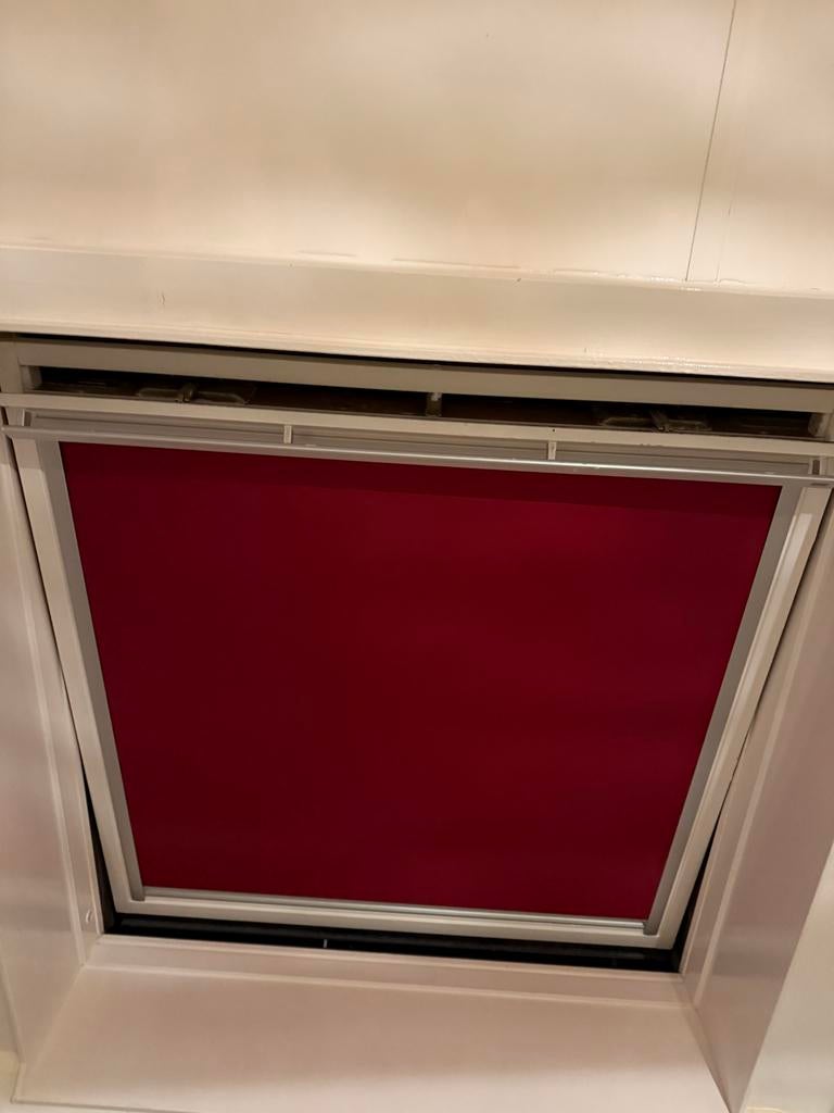 2 gratis verduisterende rolgordijnen voor Velux ramen, Ophalen, Gebruikt, Rood