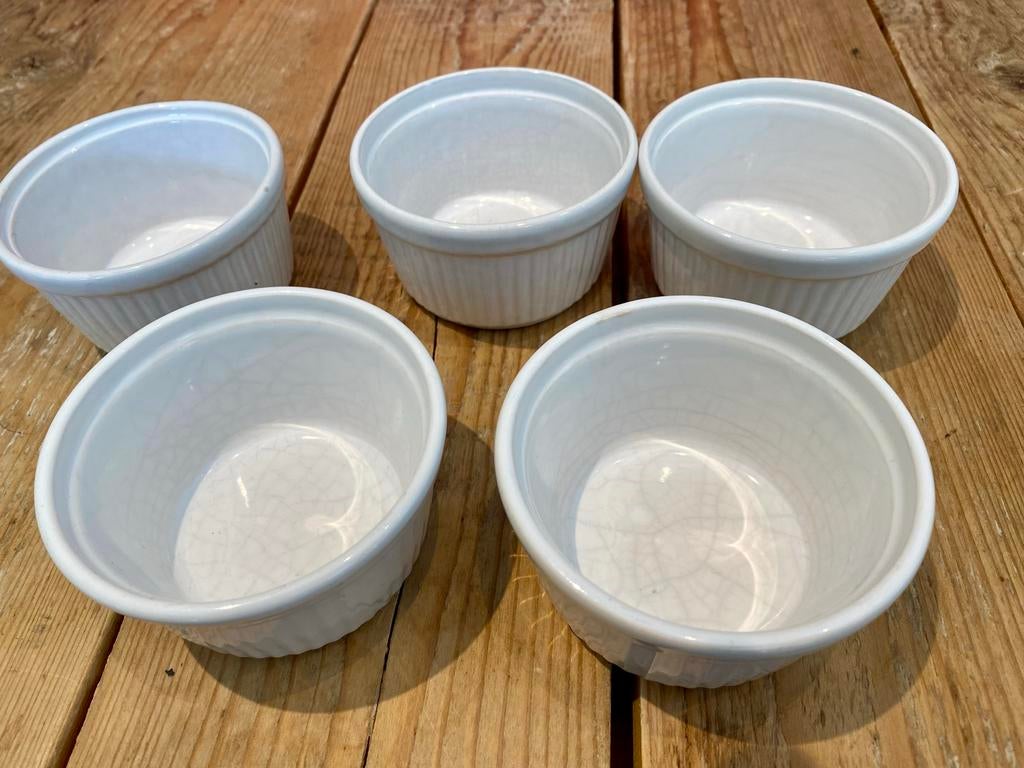 Set van 5 witte soufflé schaaltjes, Gebruikt, Keramiek, Ophalen of Verzenden, Schaal of Schalen