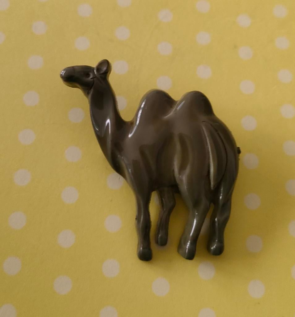 Vintage leger groene kunststof kameel broche., Ophalen of Verzenden, Zo goed als nieuw, Groen