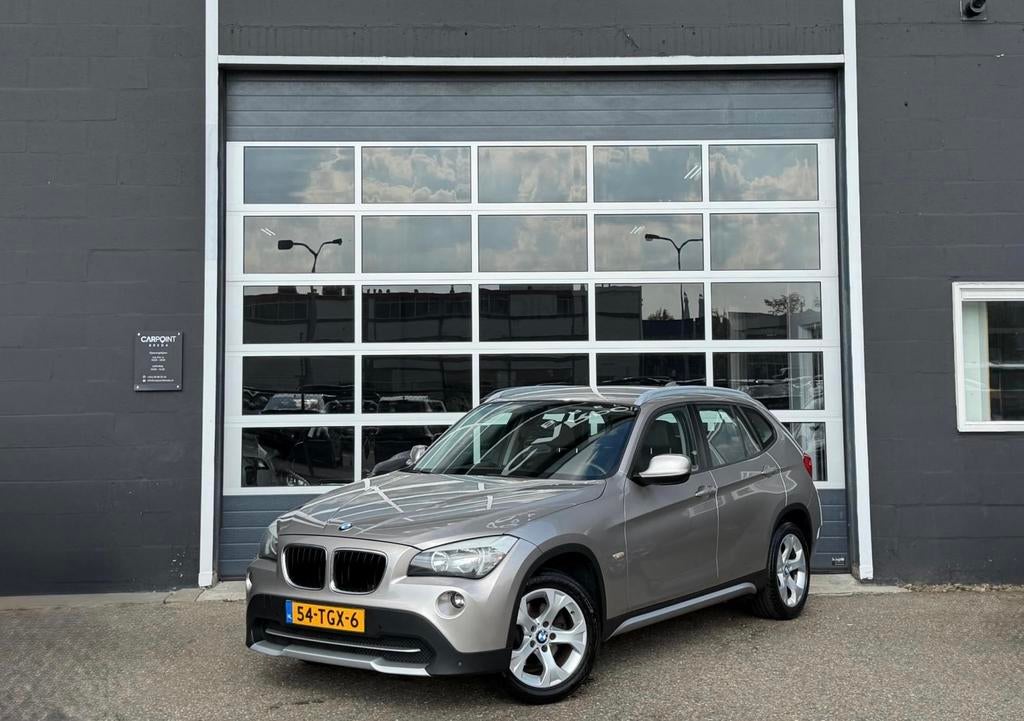 BMW X1 20I sDrive 2012, clima, navi, cruise,  trekh, NAP, 1800 kg, Zwart, 4 cilinders, Handgeschakeld