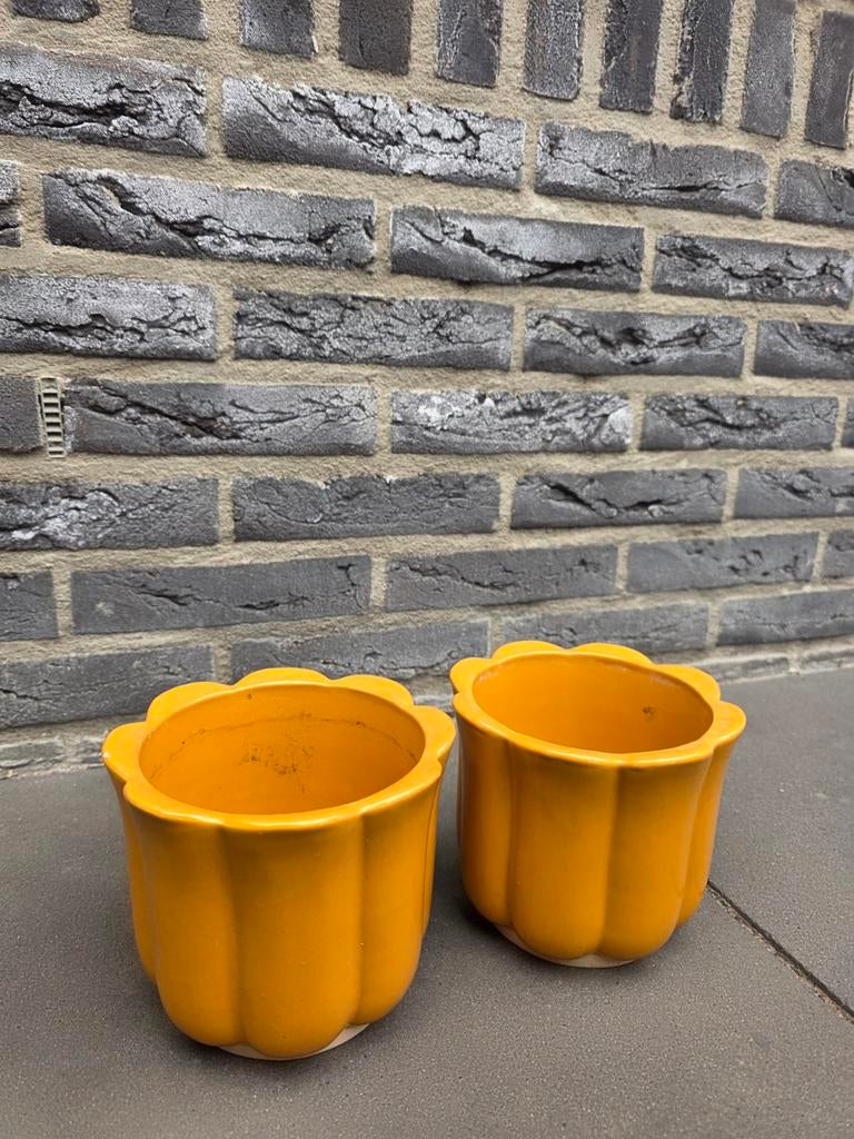 2X RETRO ORANJE BLOEMPOTTEN | MEDITERIAANS | MOSTERD GEEL, Tuin en Terras, Bloempotten, Rond, Ophalen of Verzenden, Tuin, Aardewerk