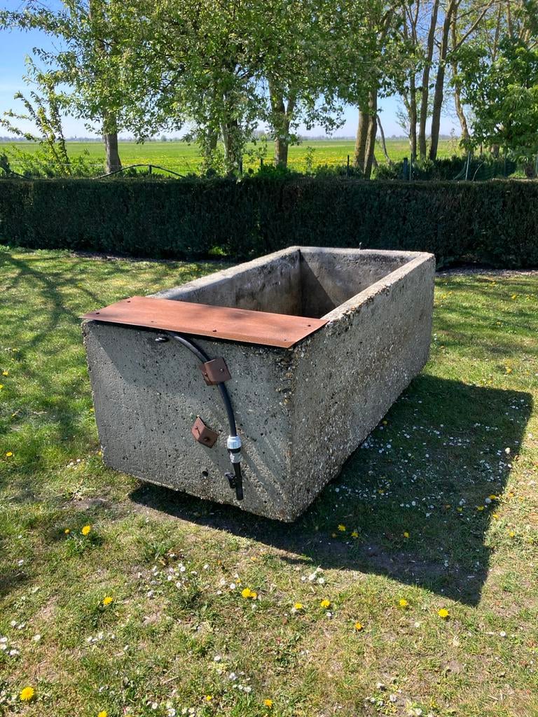 Betonnen drinkbak / plantenbak / vijver, Ophalen, Gebruikt