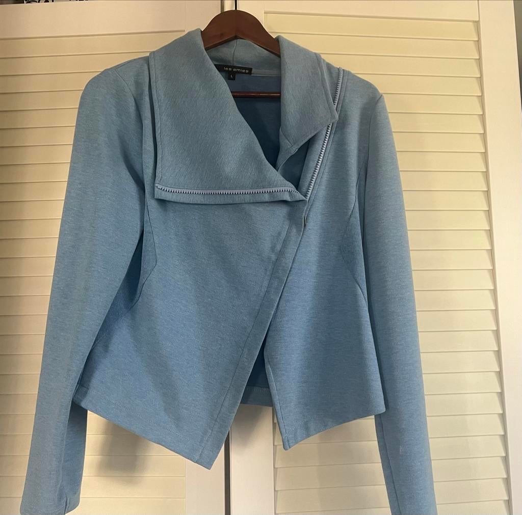 Stijlvol lichtblauw jasje van Les Amies, maat L, Kleding | Dames, Ophalen of Verzenden, Zo goed als nieuw, Maat 42/44 (L), Blauw