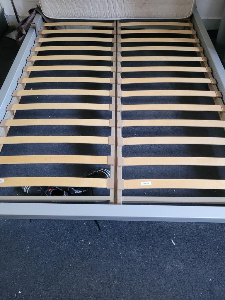 2 persoonsbed, Huis en Inrichting, Slaapkamer | Bedden, Tweepersoons, Zo goed als nieuw, Crème, Hout