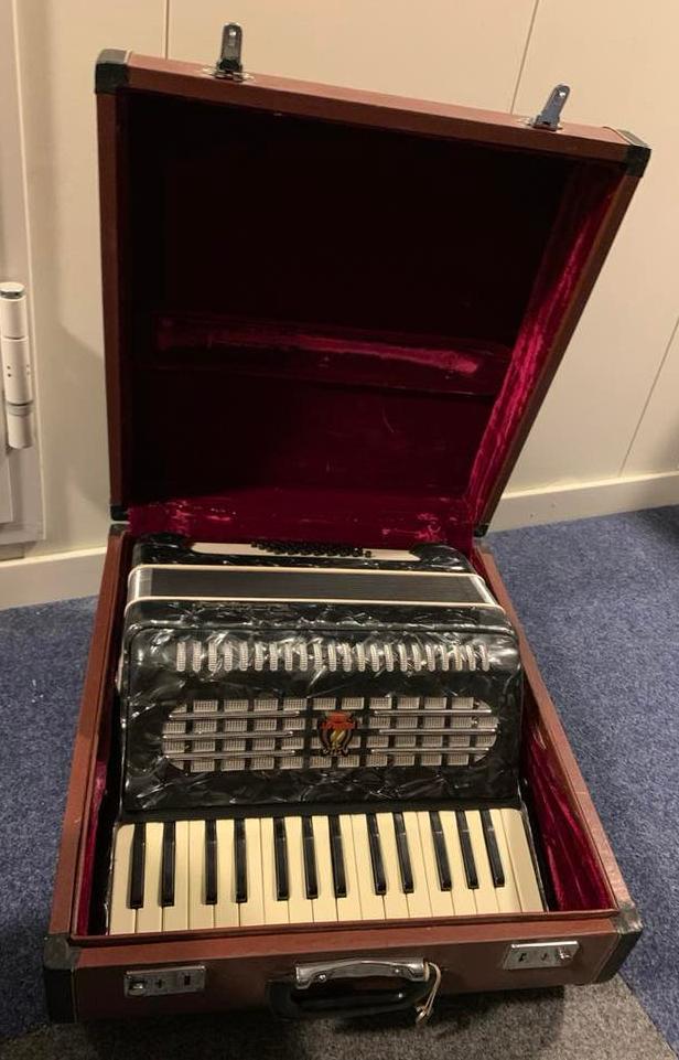 Accordeon Parrot 30 toetsen in prima staat, Muziek en Instrumenten, Accordeons, Gebruikt, Overige formaten, Toetsaccordeon, Met koffer