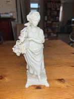 Wit beeldje van vrouw met mand druiven 24 cm hoog, Ophalen of Verzenden