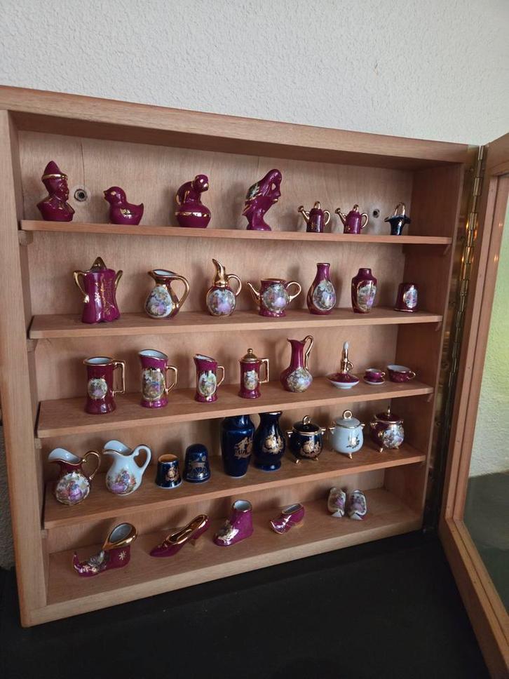 Verzameling Limoges miniaturen in vitrinekast, Antiek en Kunst, Antiek | Porselein, Ophalen