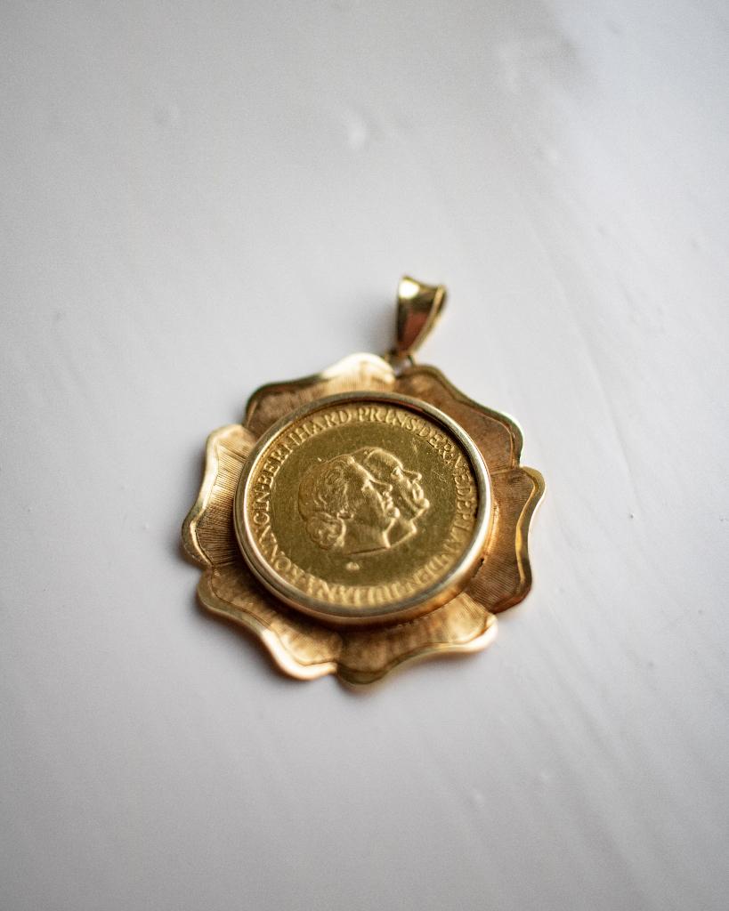 Hanger munt coin 21,6K goud 25e huwelijk juliana bernhard, Postzegels en Munten, Ophalen of Verzenden, Koningin Juliana, Setje