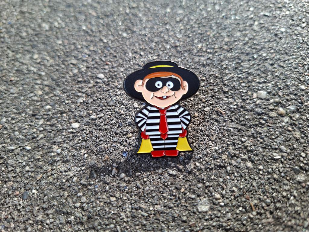 1 pin van Hamburglar uit de oude MC Donalds reclames te koop, Ophalen of Verzenden, Nieuw, Overige onderwerpen, Speldje of Pin