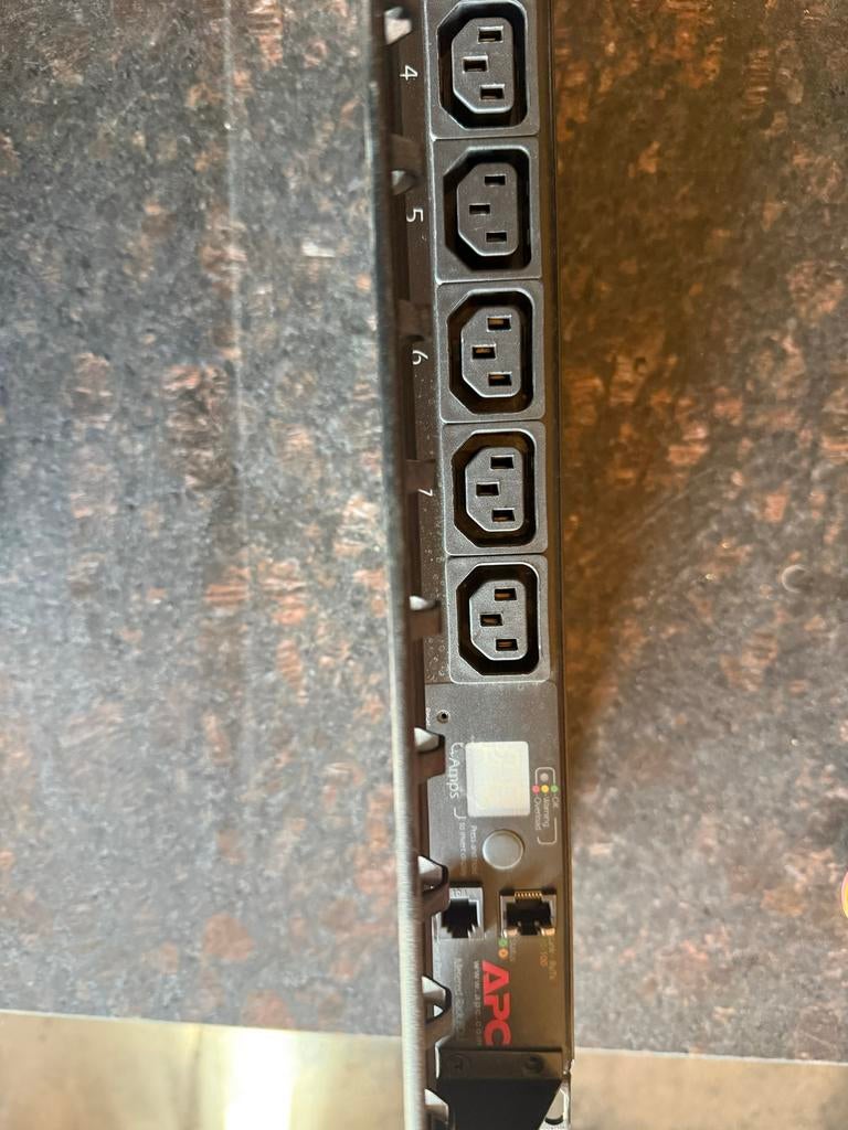 APC Metered 19" Rack PDU - Stroomverdeling, Computers en Software, Ophalen, Zo goed als nieuw