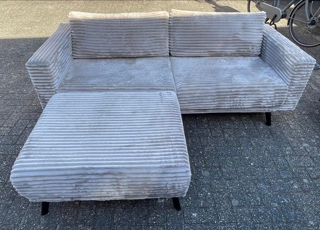 Luxe velvet rib bank lichtgrijs met hocker, keurige staat, Ophalen, Driepersoons, 75 tot 100 cm, Zo goed als nieuw